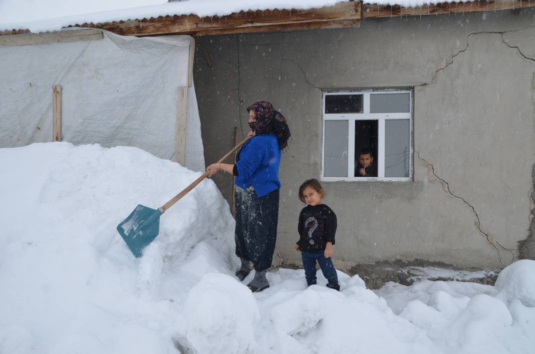 Hakkari ve Yüksekova’da kar 2 metreyi aştı. Tek katlı evler ve ahırlar kara gömüldü 13